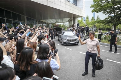 [TEN 포토] 톰 크루즈 '공항에서 즉석 팬미팅'