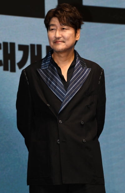 [TEN 포토] 송강호 '새로운 영화로 인사드려요'