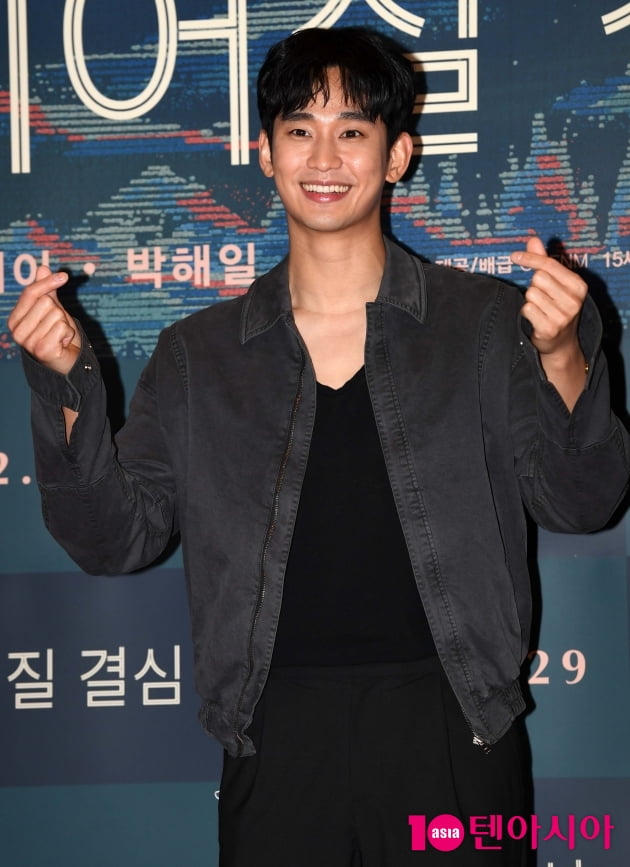 [TEN 포토] 김수현 '쌍하트 날리며 극장나들이'