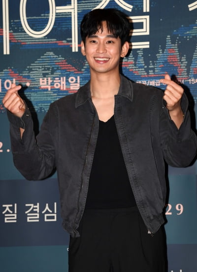 [TEN 포토] 김수현 '쌍하트 날리며 극장나들이'