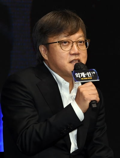 [TEN 포토] 최동훈 감독 '7년만에 새 영화로 인사드려요'