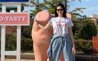 '전진♥' 류이서, 청량+화사 청청 패션…돼지 조형물 앞에서 당당 애티튜드 [TEN★]