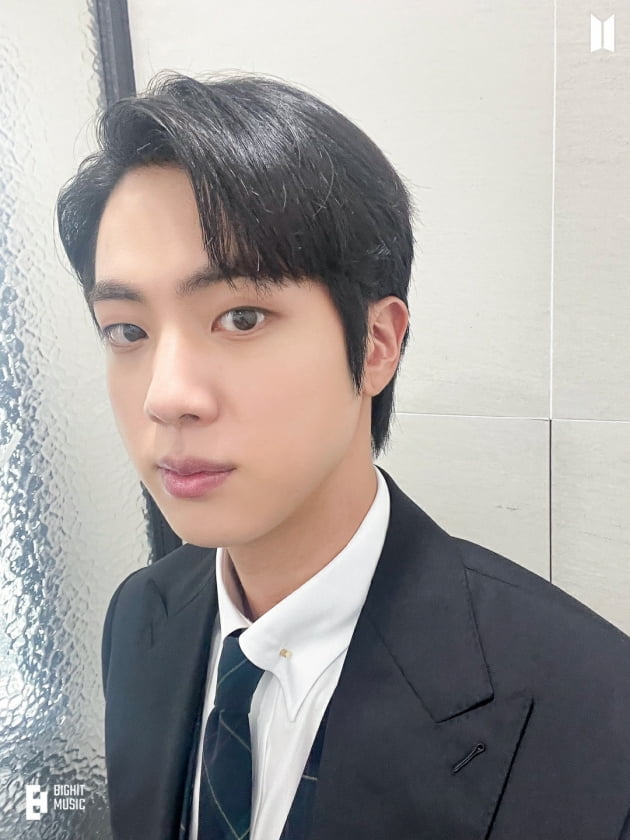 방탄소년단 진, ‘Proof' 음악방송 비하인드 사진으로 팬심저격