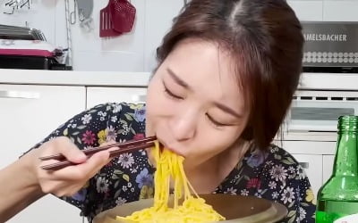 '김태현♥' 미자, 신혼 2달차 새댁의 소주·해장면 먹방…"남편 없을 때 먹는 법" [TEN★]