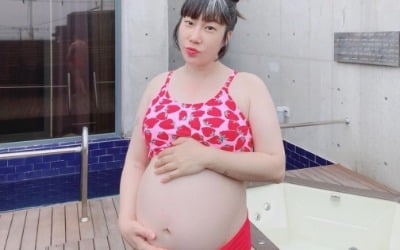 '흰머리의 임산부' 김영희, 빨간 비키니 입고 만삭 D라인