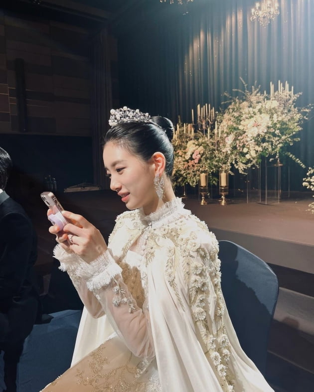 수지, 결혼식 비하인드 공개 "무거운 드레스"…넷째 손가락에 반짝이는 반지 [TEN★]