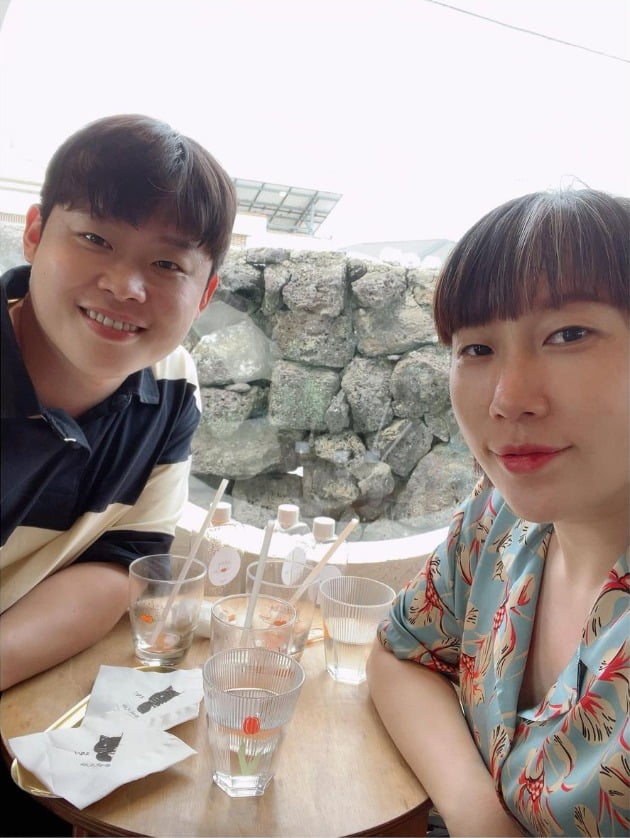  김영희, ♥10살 연하와 태교여행…'배 볼록'도 닮은 부부 "몸 힘들어도 붙어있으면 웃어"[TEN★]