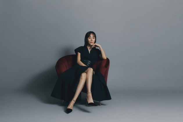 넷플릭스 시리즈 '종이의 집: 공동경제구역'에 출연한 배우 김윤진. / 사진제공=넷플릭스