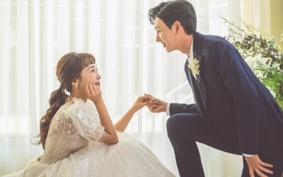 '박민♥' 오나미, 웨딩드레스에 축구화라니…결혼 화보 공개