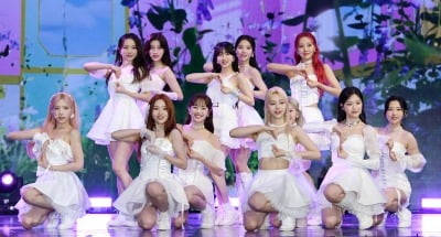 [TEN피플]이달의 소녀, 멤버 츄 '이적설 논란' 딛고 컴백 → '썸머 퀸' 등극