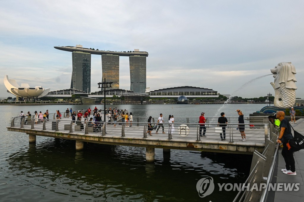 싱가포르 "코로나19 또 확산할 수도…" 노인 8만명 3차접종 박차