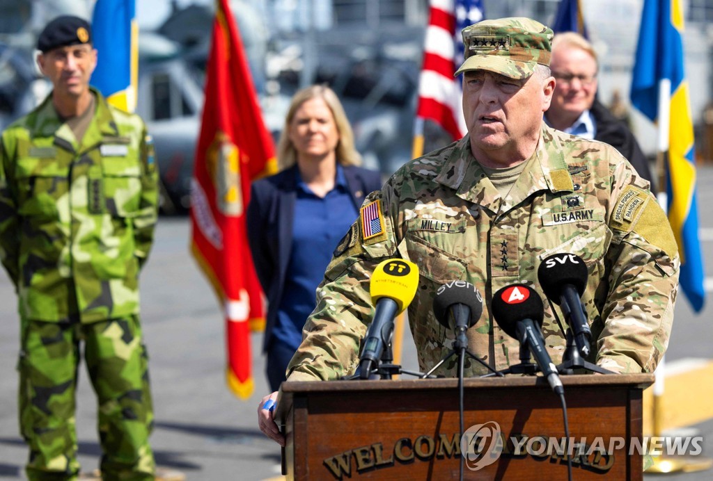 미 수륙양용함 스톡홀름 입항…스웨덴·핀란드 연대 무력시위