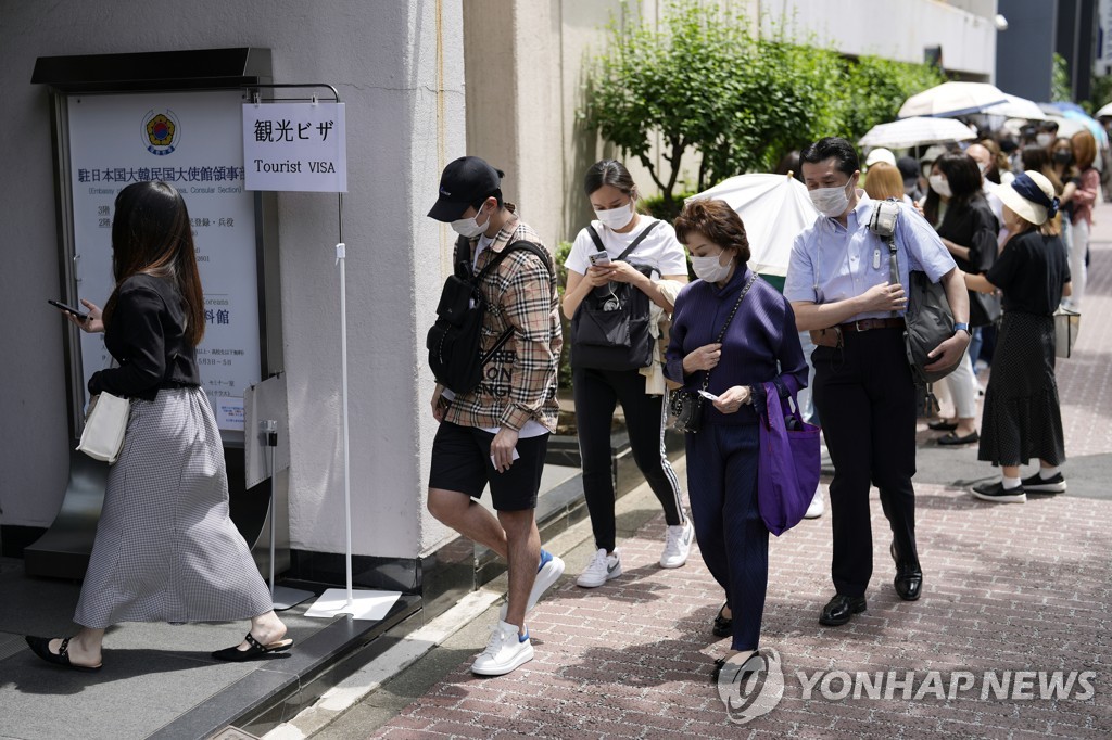 일본서 한국 관광비자 '쟁탈전'…대사관 앞에서 밤샘 대기(종합)