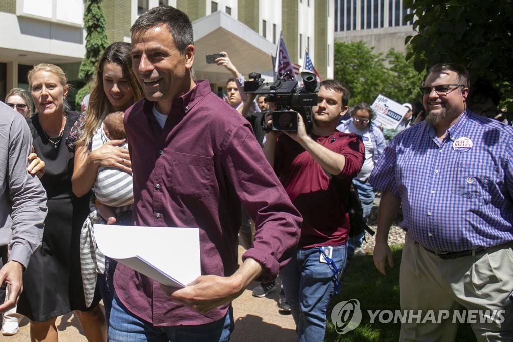 '1·6 의사당 폭동' 가담한 美공화 주지사 유력후보 FBI에 체포