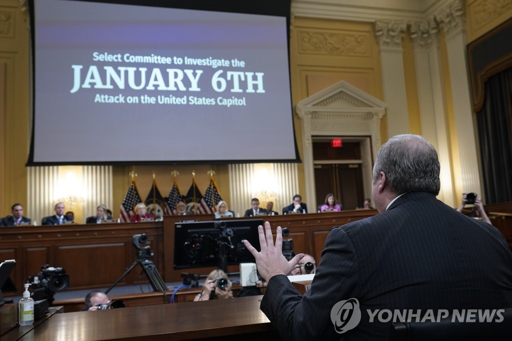 미국인 절반 "美 민주주의 중단 가능성" 위기의식