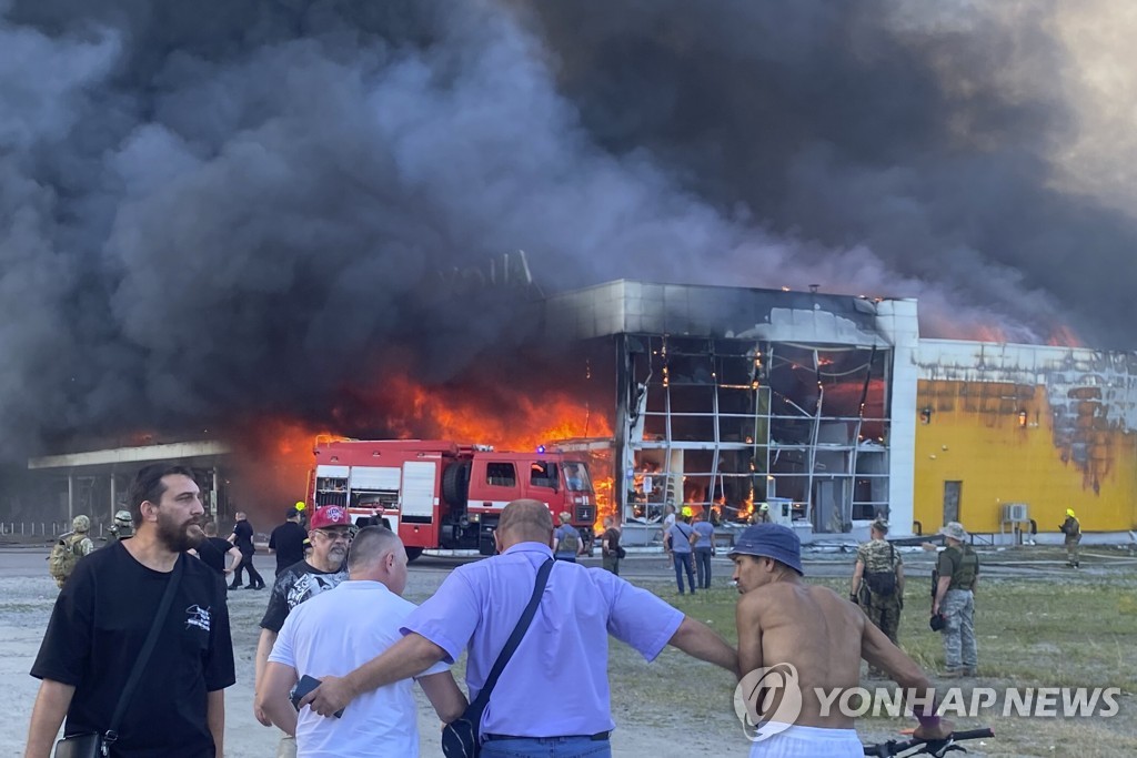 러, G7 추가제재한 날 1천명 있던 우크라 쇼핑몰 폭격(종합3보)