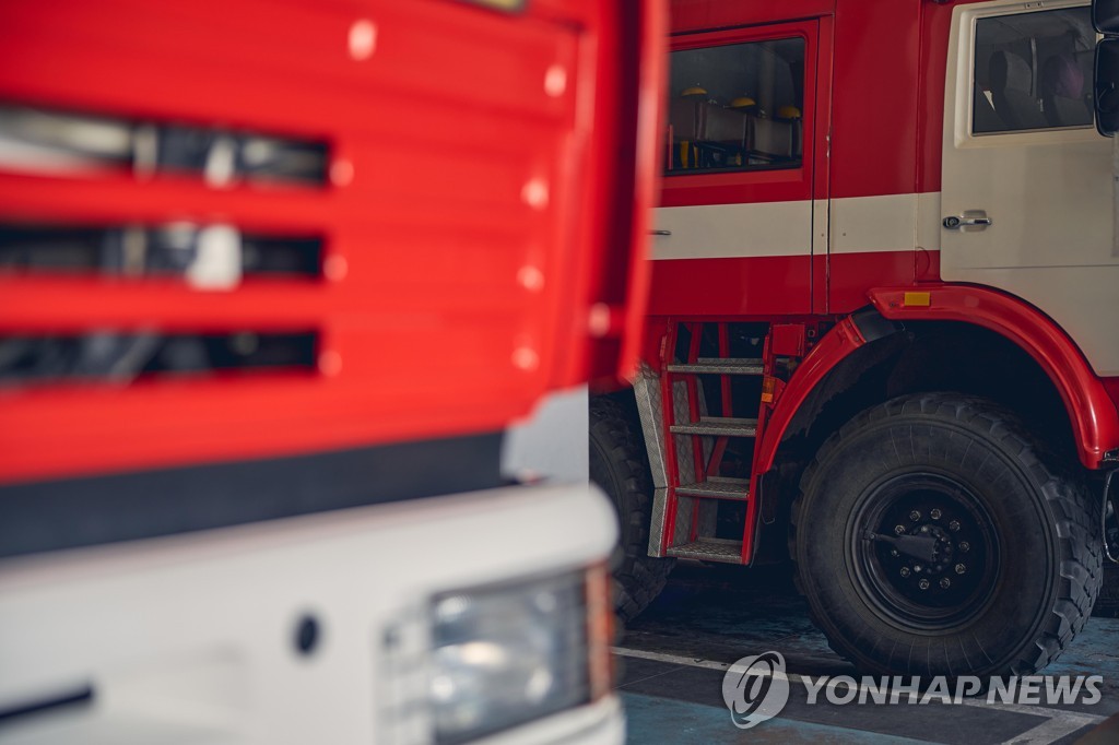 인천 송림동 빌라 2층서 화재…1명 화상·1명 연기 흡입