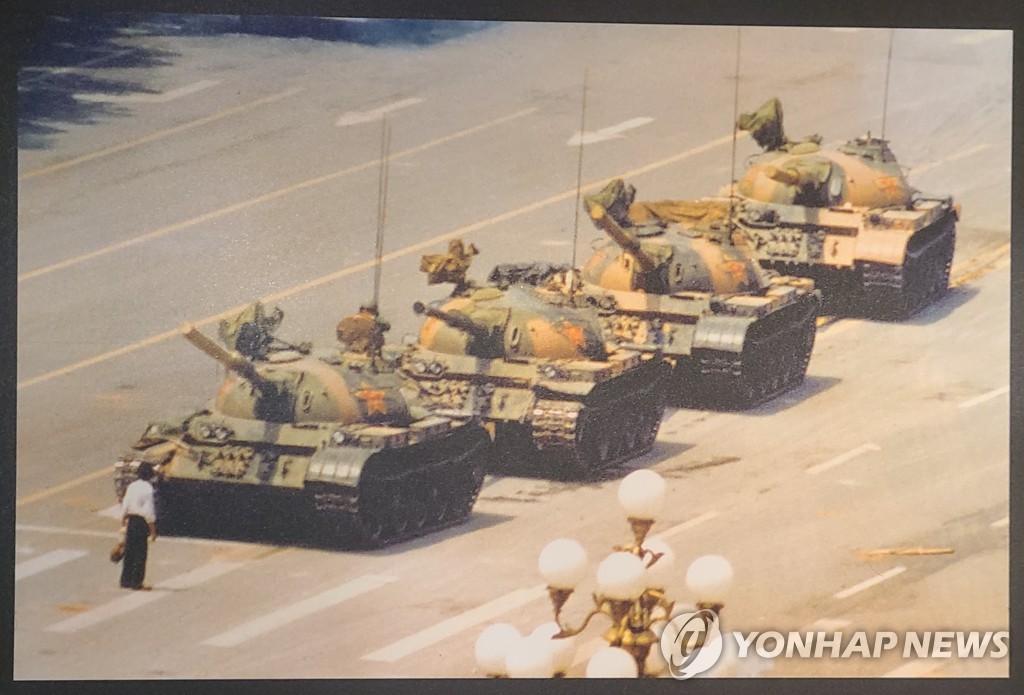[월드&포토] 중국의 '역사 지우기'에도…톈안먼 추모는 계속된다
