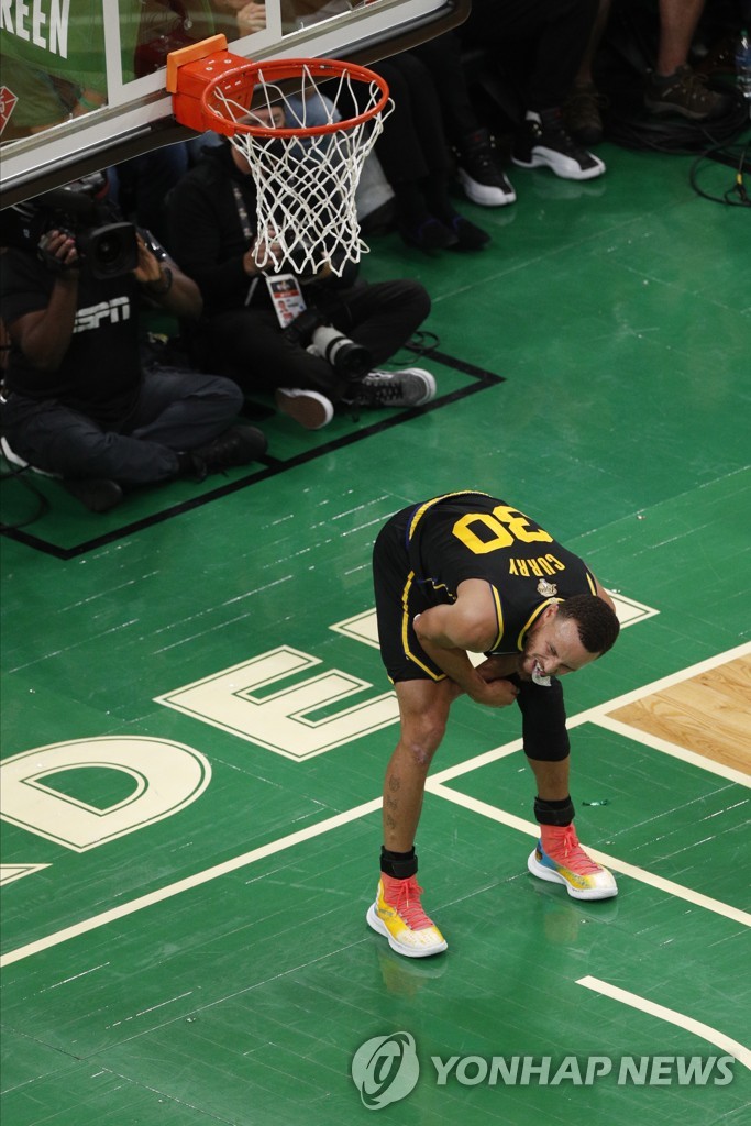 '우린 여럿이 때린다'…'커리 표적 작전' 성공한 NBA 보스턴