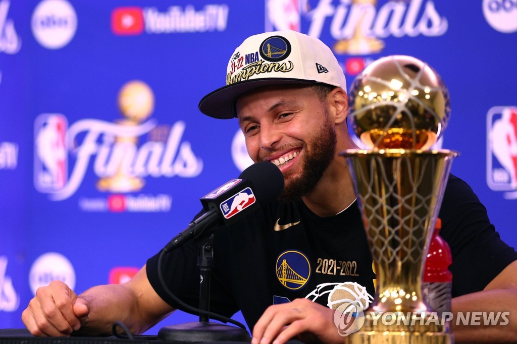 NBA 챔피언전 MVP 커리, 모교 데이비드슨대에서 영구 결번