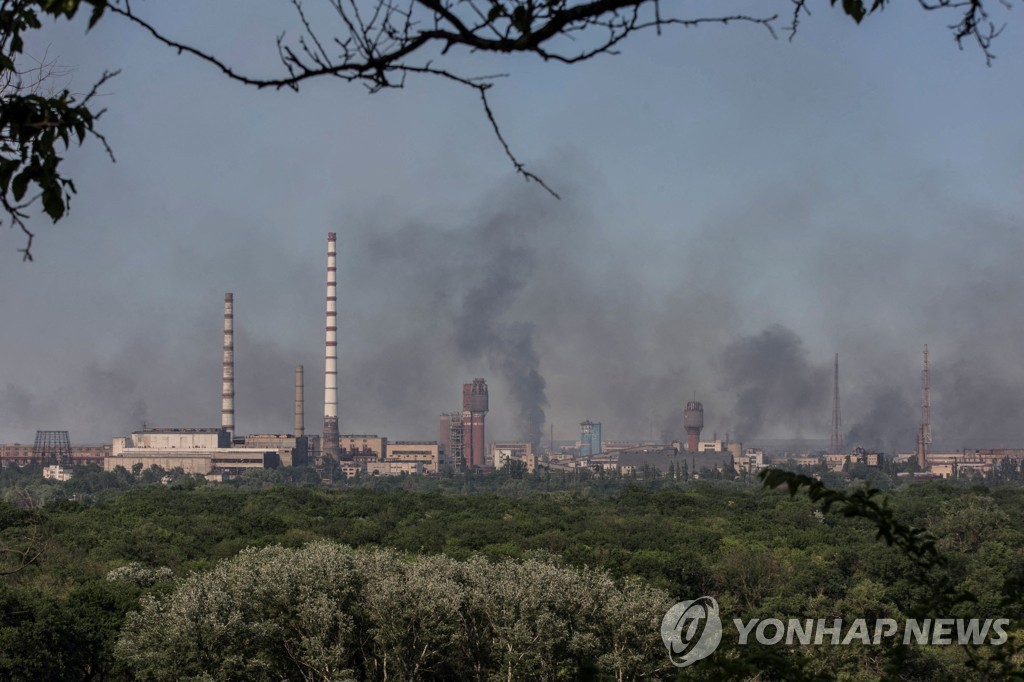 [우크라 침공] 세베로도네츠크서 격렬한 시가전…화학공장에 큰불