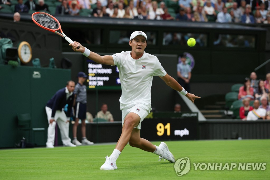 Kwon Sun-Woo, 'perdendo' para Djokovic... Ele perdeu na primeira rodada do Campeonato de Tênis de Wimbledon