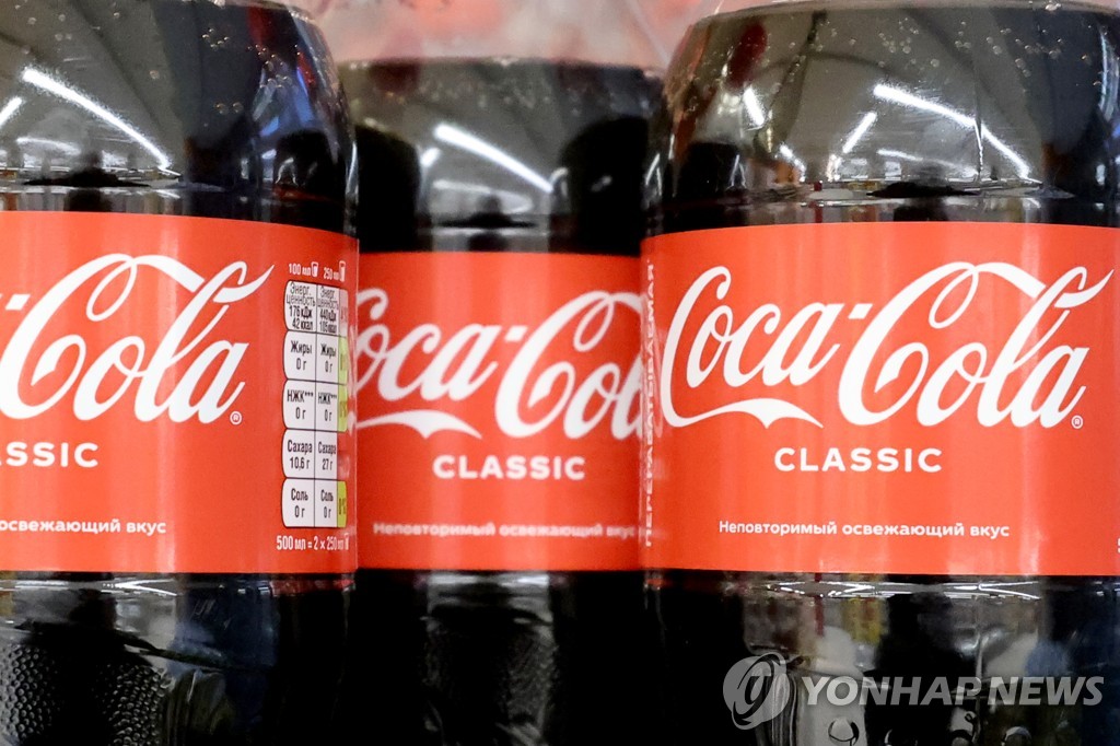"코카콜라, '친환경 용기' 쓴다면서…플라스틱 오염 주범"
