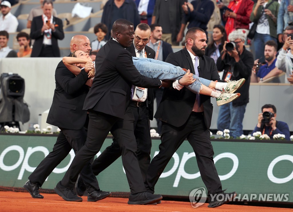 Environmentalists break into court during French Open match...  '1,028 days left'