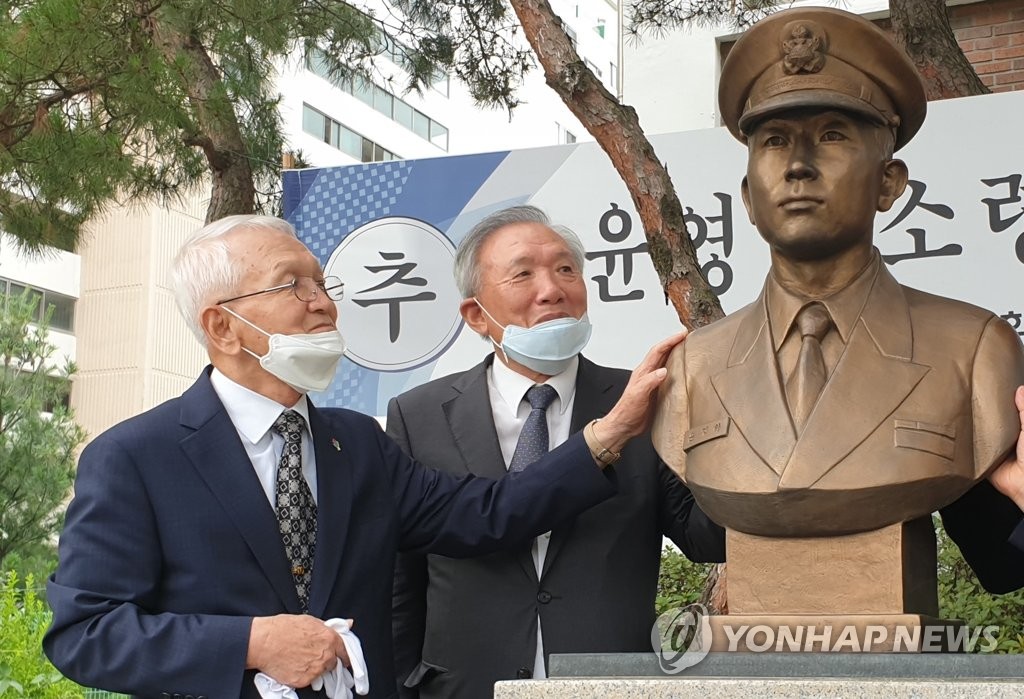 '연평해전 20년' 윤영하 소령 부친, 병상서 "아들아…"