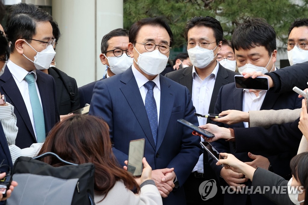 '신한은행 부정채용 의혹' 조용병 회장 30일 대법원 선고