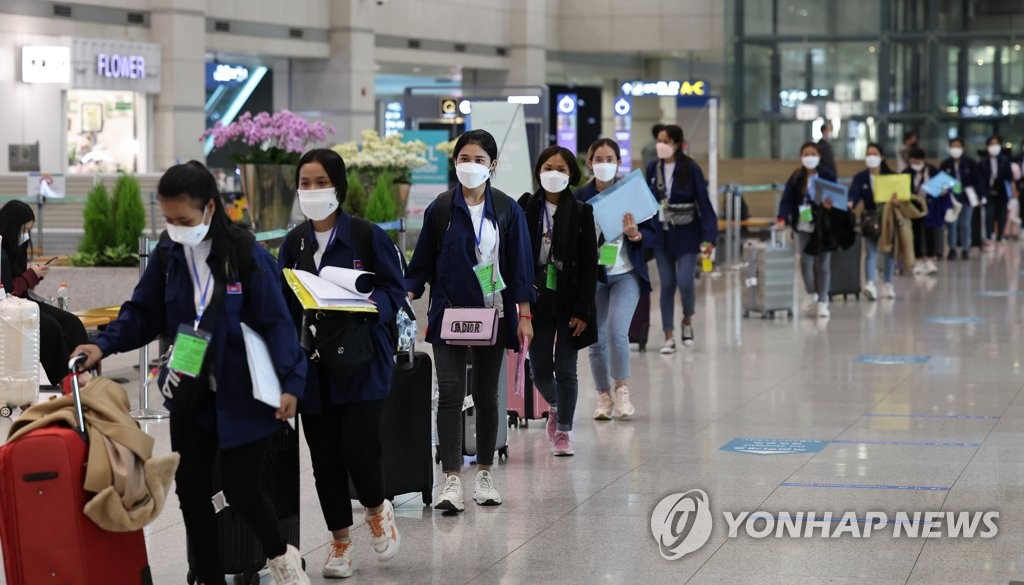 한총리 "백신 미접종 해외입국자 격리의무 8일부터 해제"