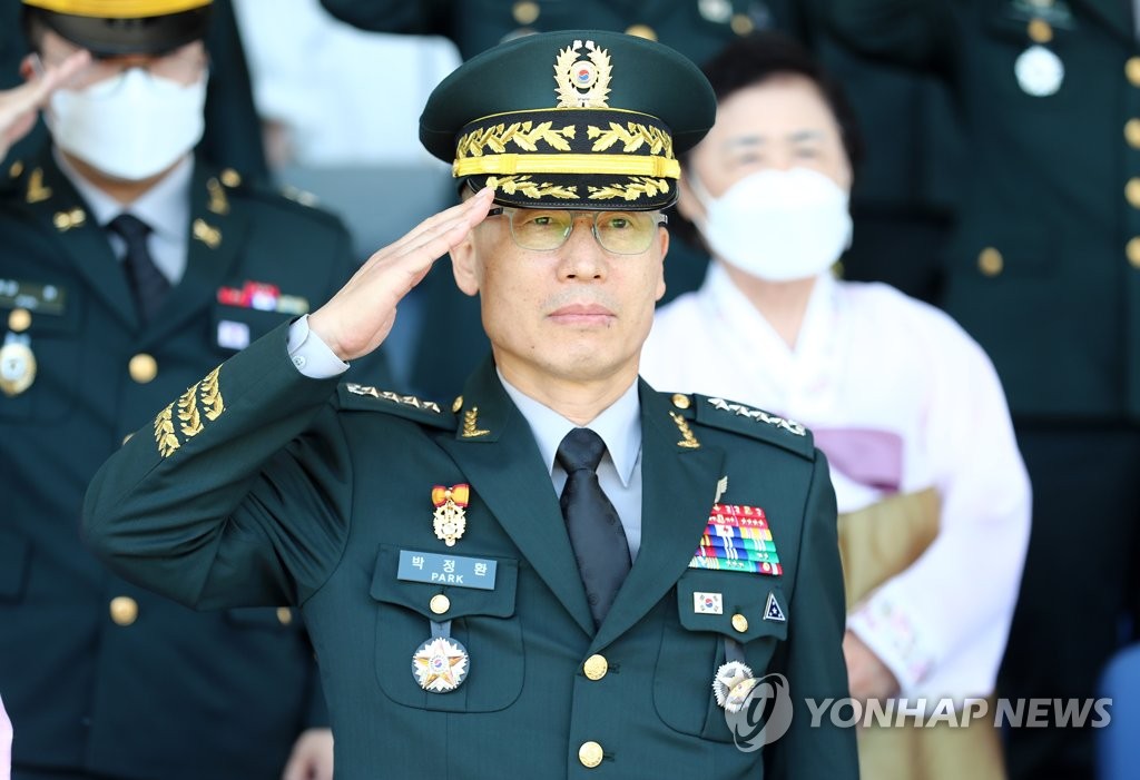 박정환 육군총장, 6·25 참전용사 화랑무공훈장 전달