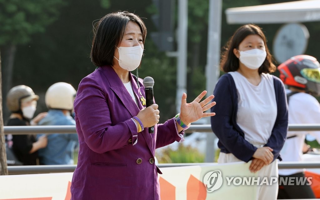 윤미향측 "전여옥, '돈미향' 표현으로 명예훼손"…법정 다툼