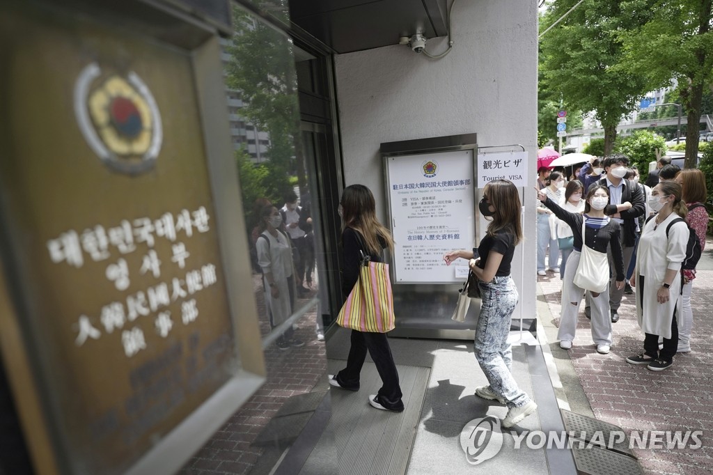 일본서 한국 관광비자 '쟁탈전'…대사관 앞에서 밤샘 대기(종합)