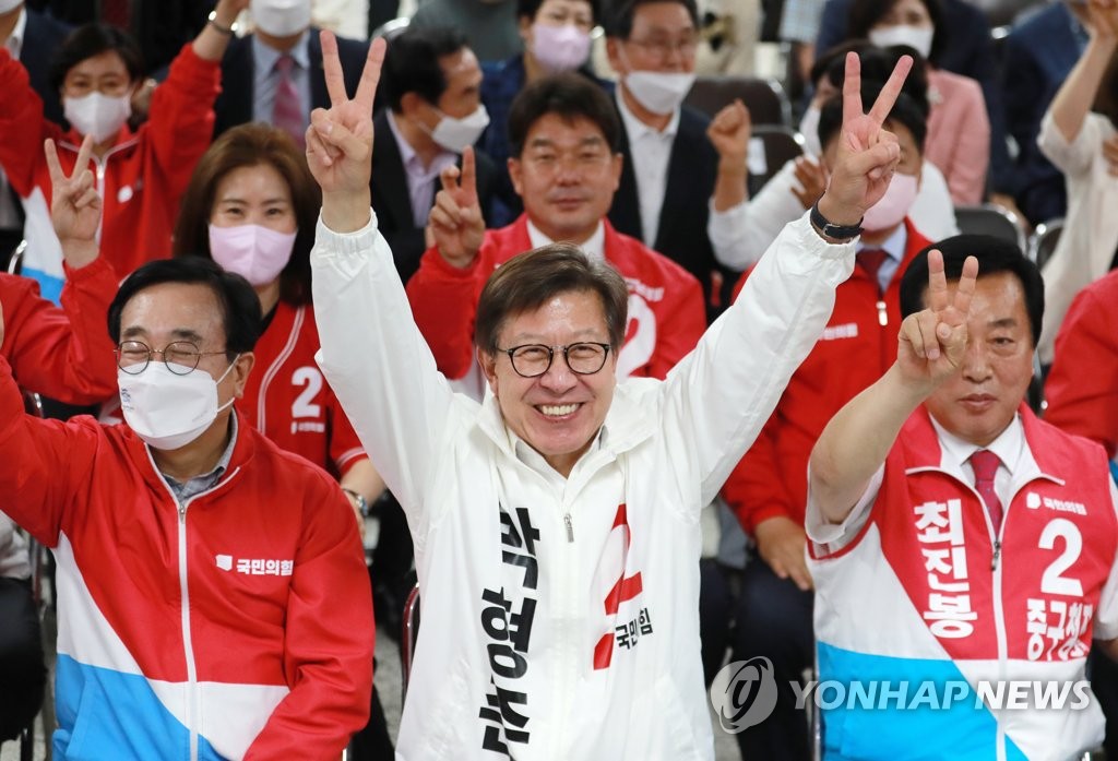 부산 투표율 12년만에 최저…"안 해도 이긴다" "해도 진다" 인식