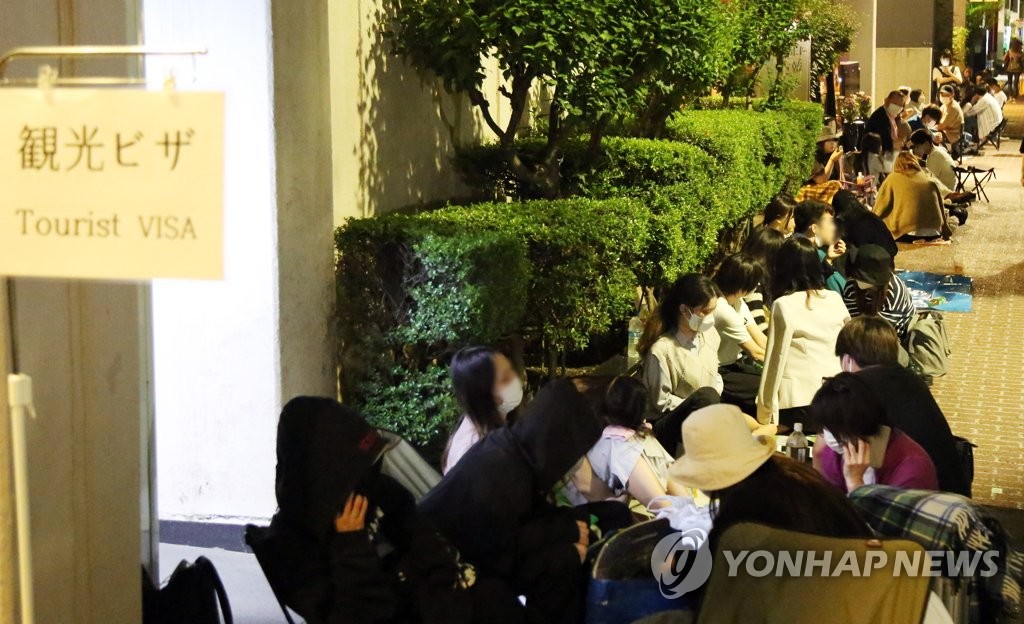 일본서 한국 관광비자 '쟁탈전'…대사관 앞에서 밤샘 대기(종합)