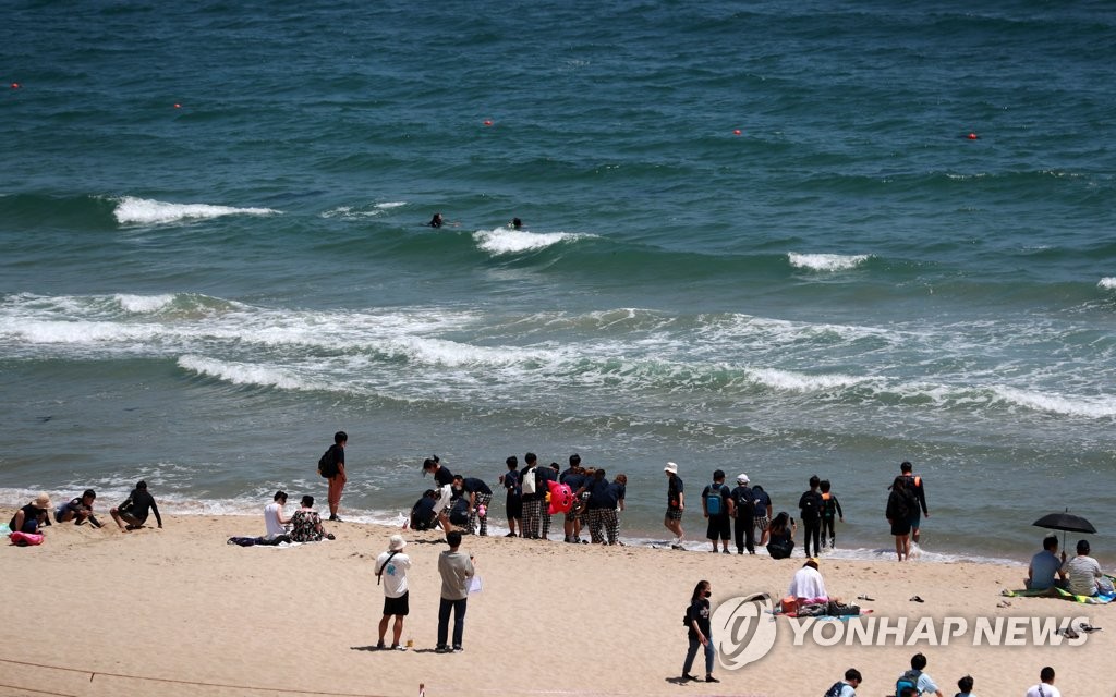 초여름 더위…개장 전 전국 해수욕장 마스크 벗고 물놀이 '풍덩'