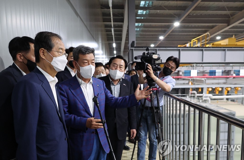 한총리 "일주일에 한 번은 기업 방문해 규제 문제 파악하겠다"