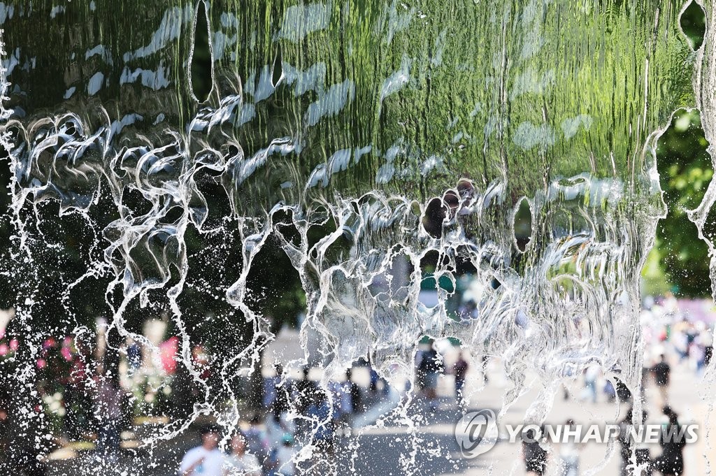 초여름 더위…개장 전 전국 해수욕장 마스크 벗고 물놀이 '풍덩'