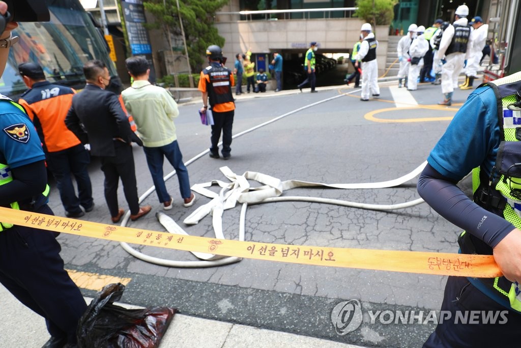 "재판 패소에 앙심"…용의자, 흰 천 덮은 물건 들고 건물 들어서