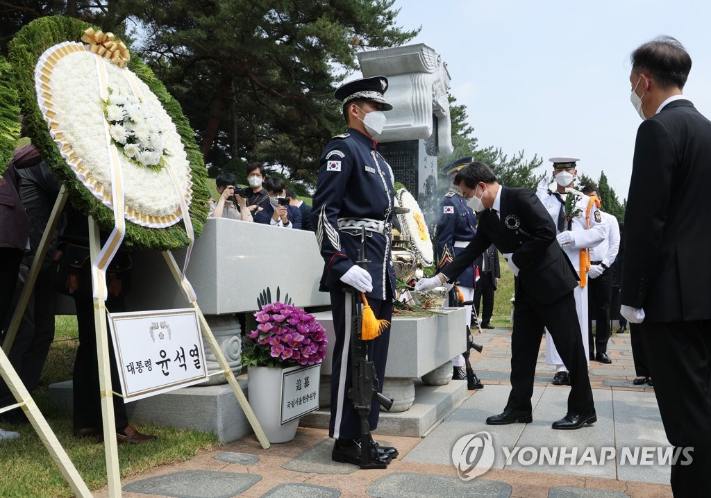 尹대통령, 이희호 여사 추도식에 화환…고인 기려