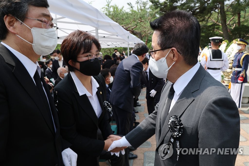 尹대통령, 이희호 여사 추도식에 화환…고인 기려