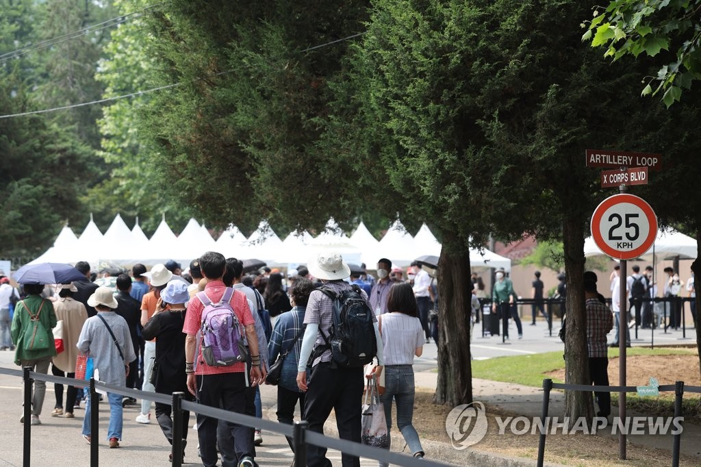 "가려졌던 미군 건물 보니 새로워"…용산공원 개방 첫날 '북적'