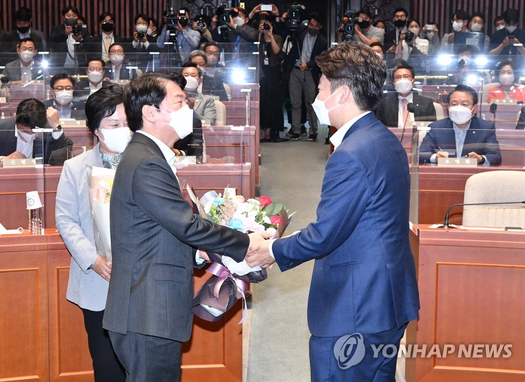 '티격태격' 이준석·안철수, 백선엽 2주기 추모식서 어색한 동석