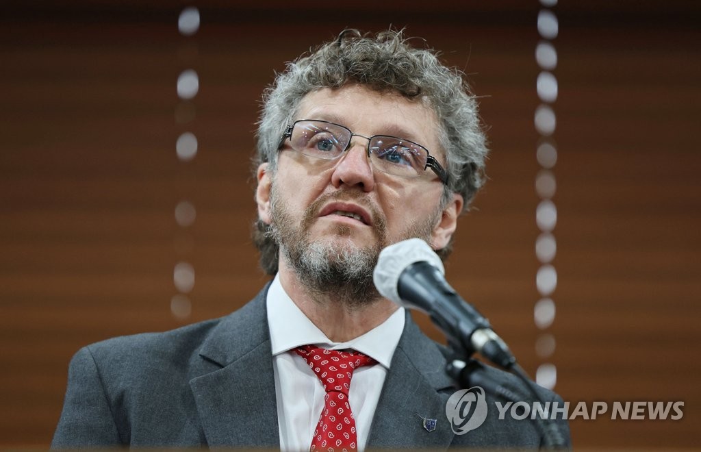 유엔특별보고관 "한국 정부, 인권침해 피해회복 강화해야"