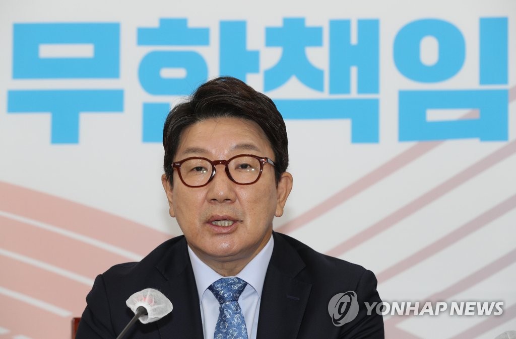 與 "안전운임제 연장 동의…품목 확대는 좀 더 깊은 고민"