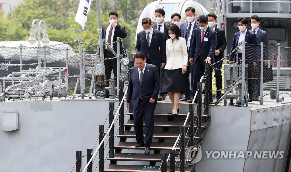 尹대통령 부부, '6·25유해' 유족 오찬…"여러분 한분한분 영웅"(종합)