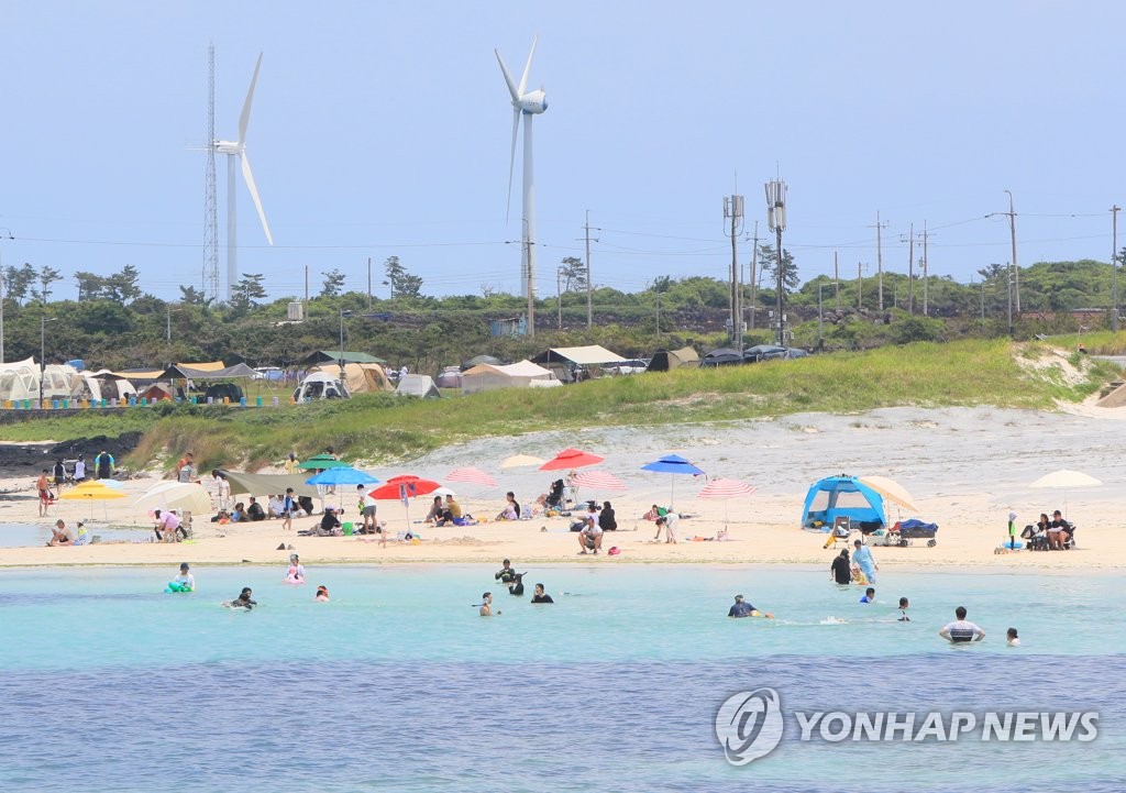 초여름 무더위에 산·바다로…전국 명소 나들이객 발길