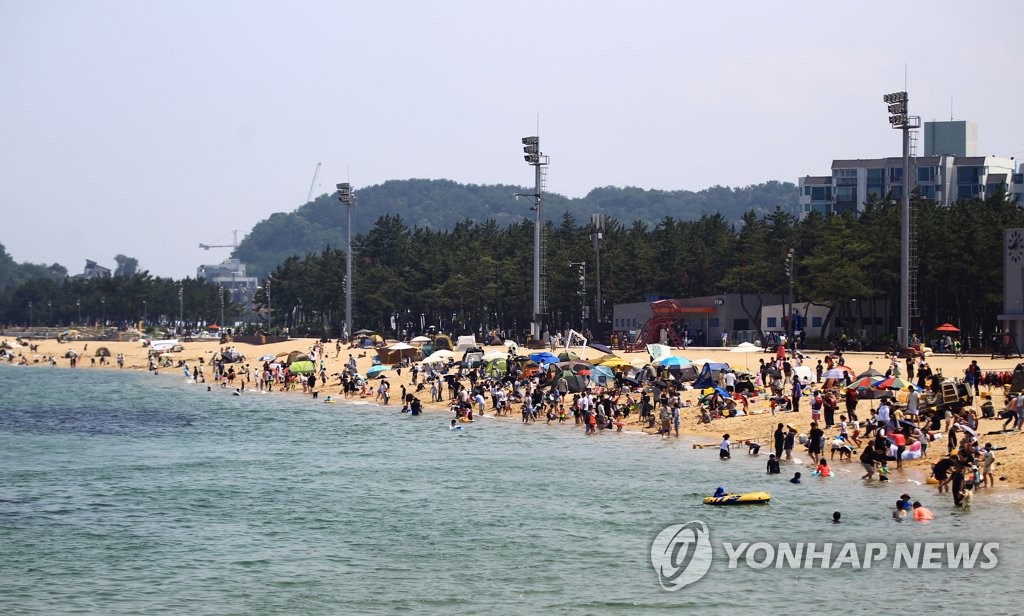 "더위 물렀거라" 해변·계곡에 인파…산행하며 이열치열도