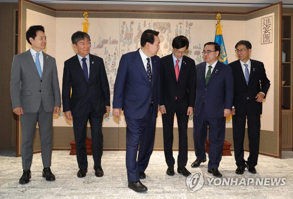 尹대통령, 임대차3법 개선책 지시…"상생 임대인 혜택 확대"